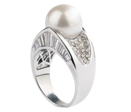 White Gold Ring with Pearl and Diamonds