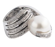 White Gold Ring with  Pearl and Diamonds